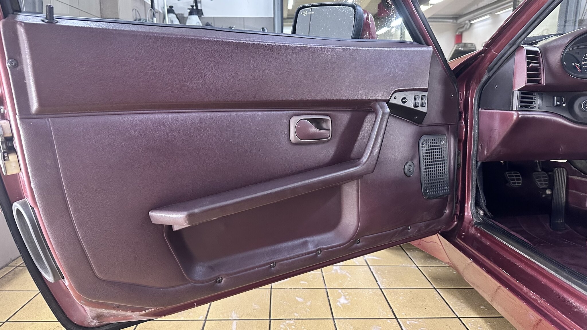 Interior image of 1986 Porsche 944