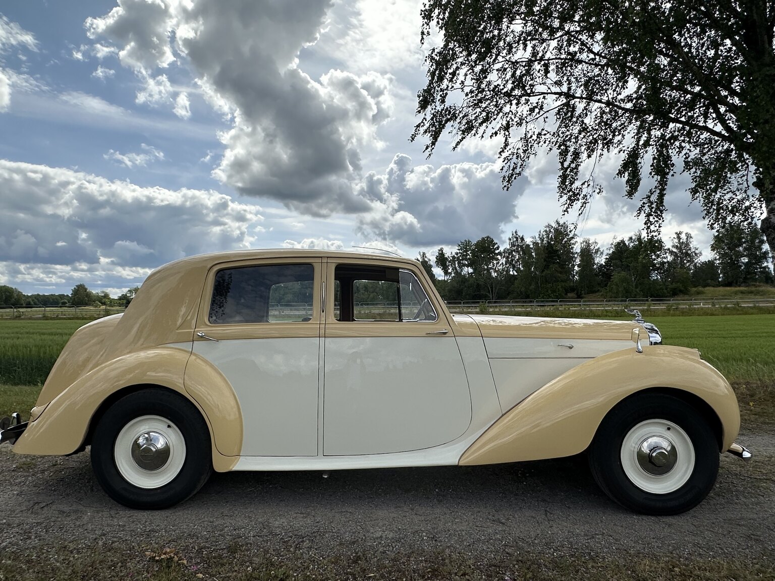 Exterior image of 1947 Bentley Mark IV Sport Saloon