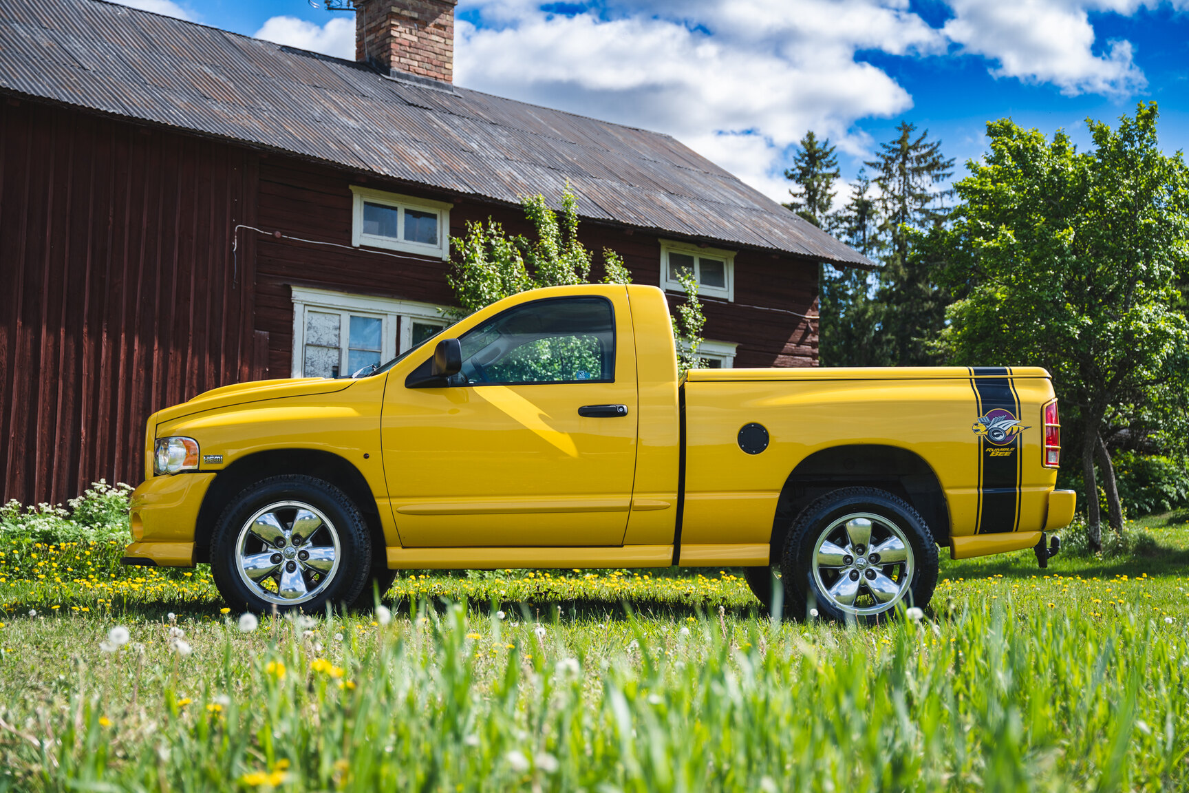 Exteriörbild på 2005 Dodge Ram 1500 Bumble Bee