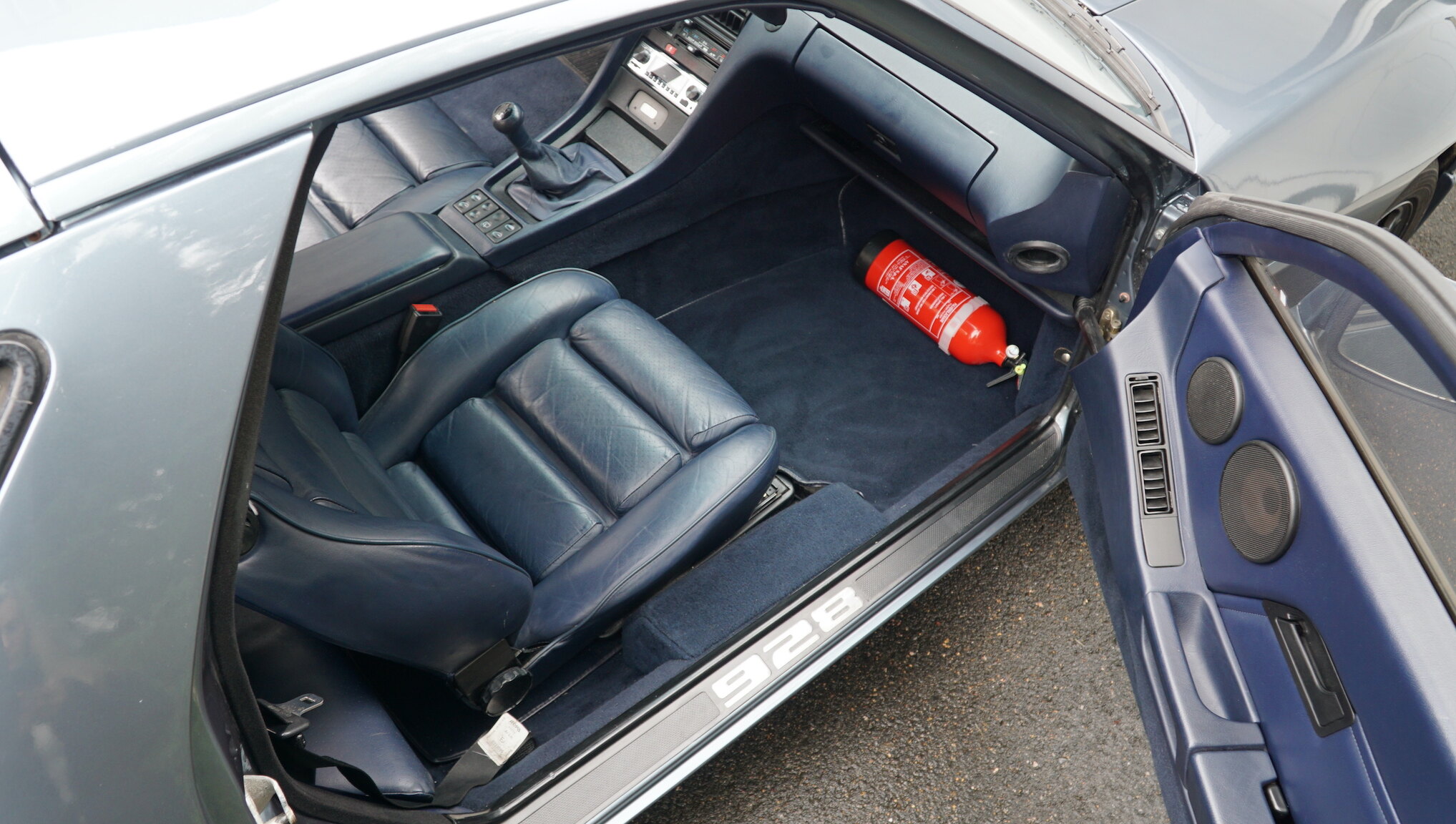 Interior image of 1983 Porsche 928S (41)