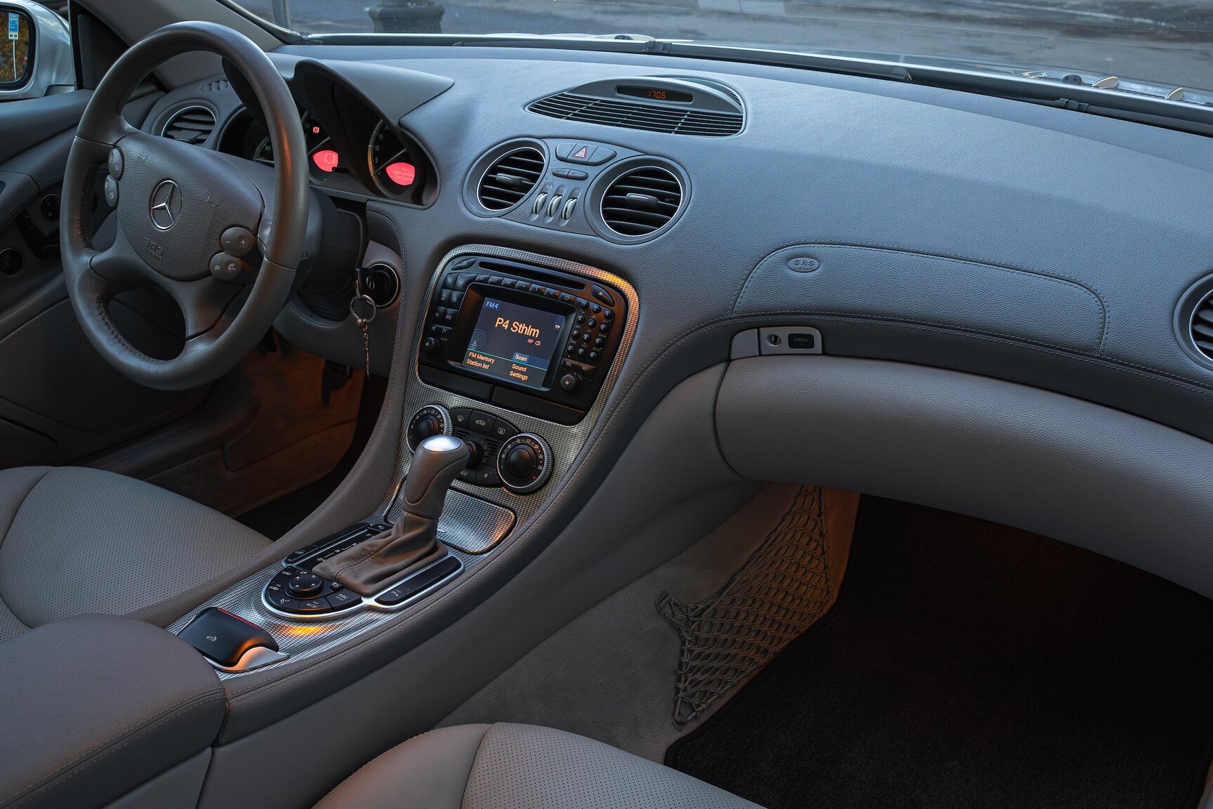 Interior image of 2002 Mercedes-Benz SL 500