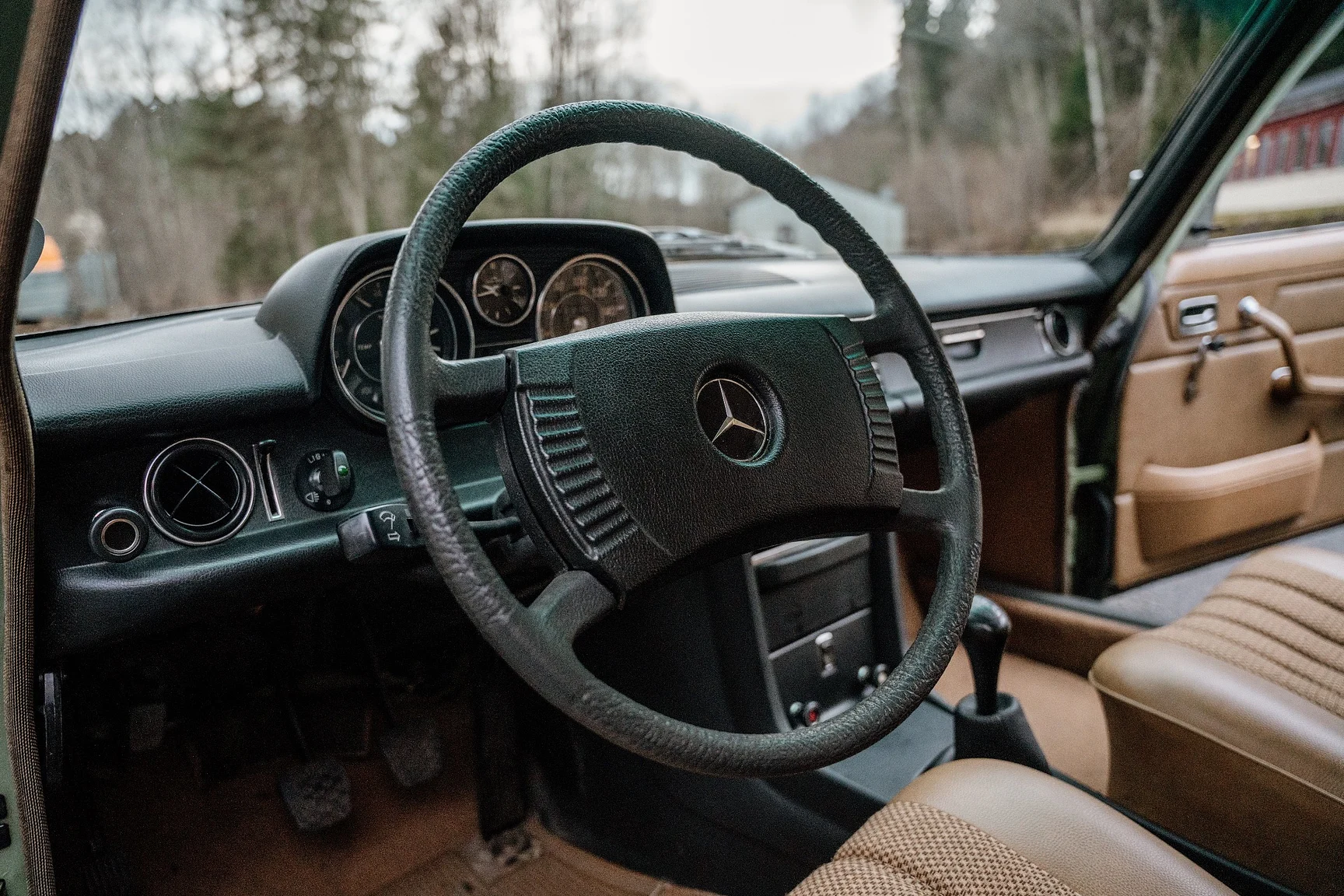 Interior image of 1975 Mercedes-Benz 240 D 3.0 (8)
