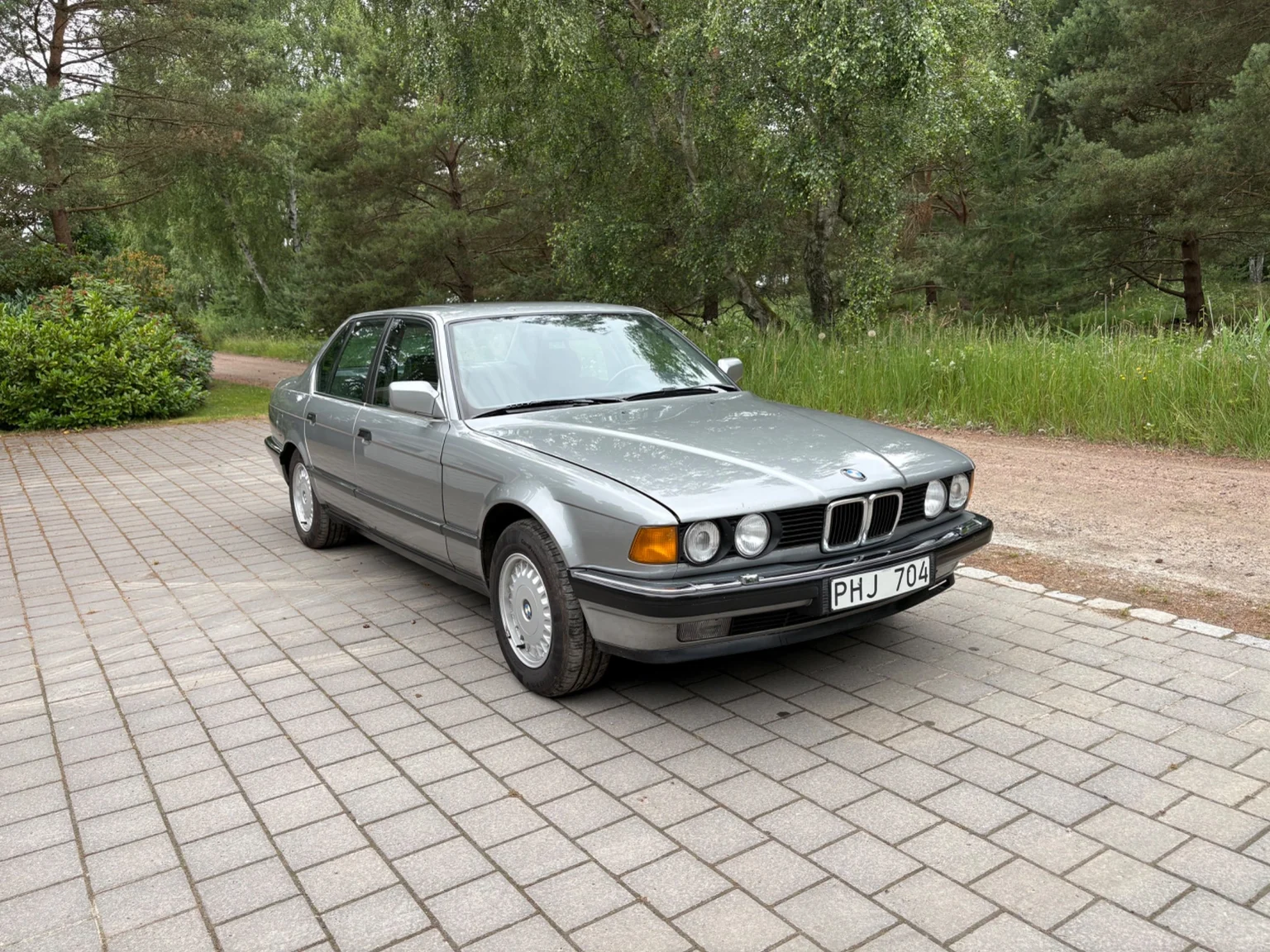 Exteriörbild på 1988 BMW 730iA (3)