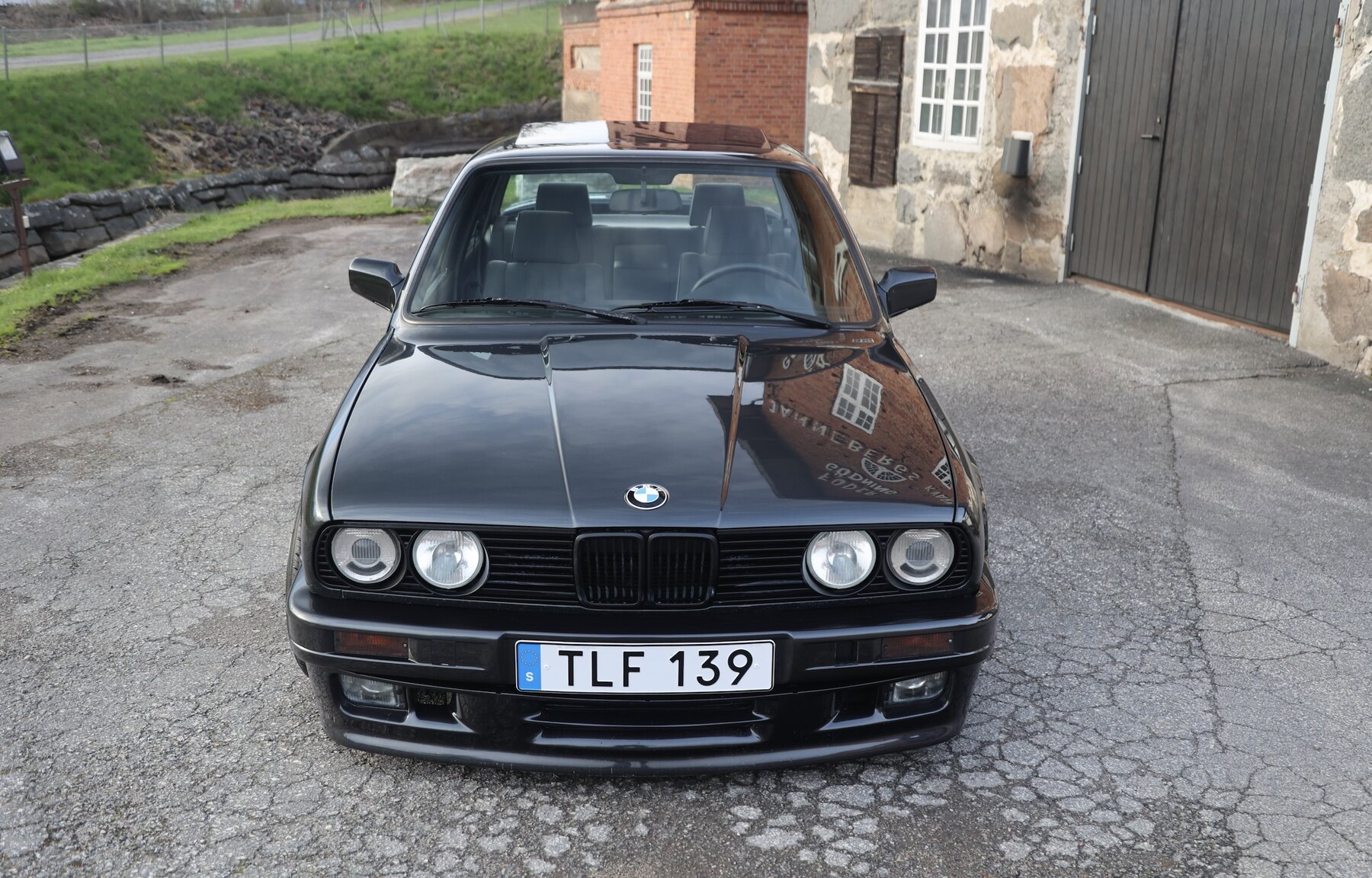 Exterior image of 1989 BMW 325i