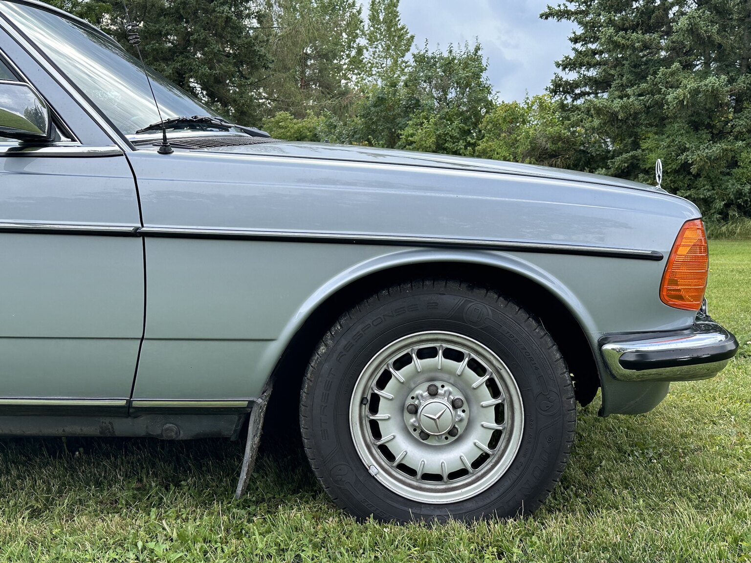 Exteriörbild på 1984 Mercedes-Benz 230 CE