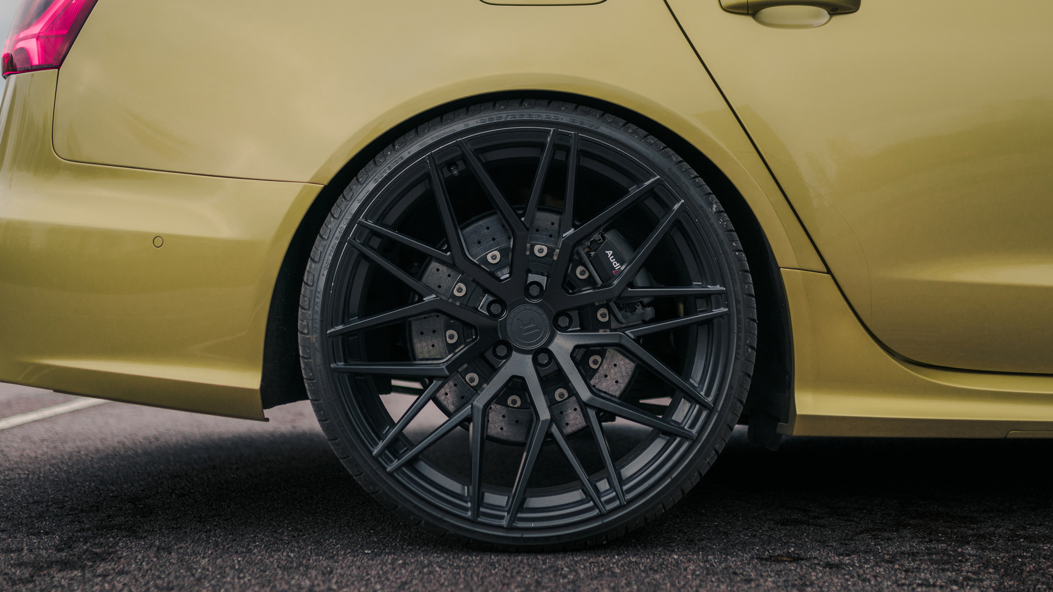 Exterior image of 2016 Audi RS6 Avant Exclusive (14)