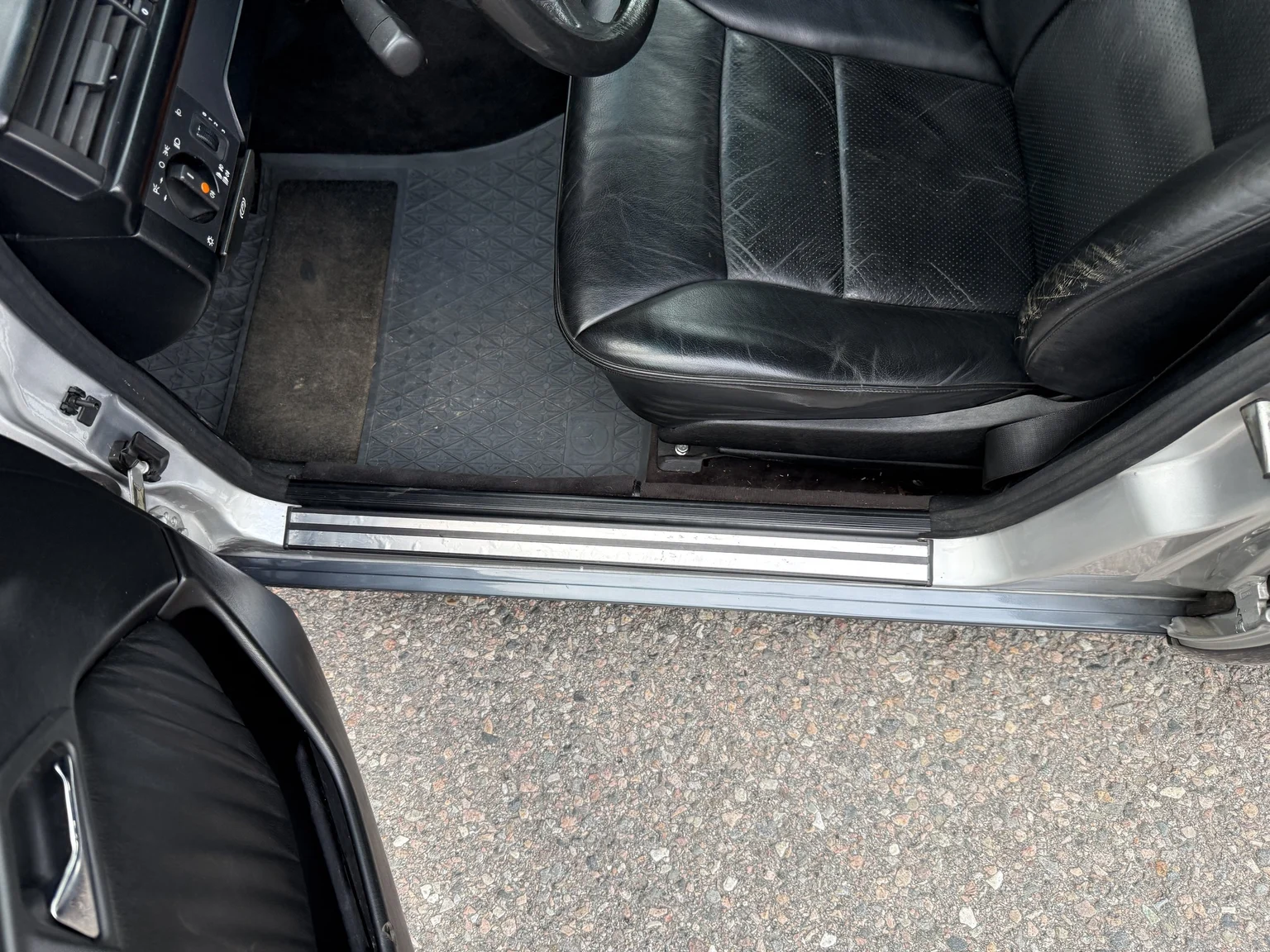 Interior image of 1994 Mercedes-Benz E 320 T (9)