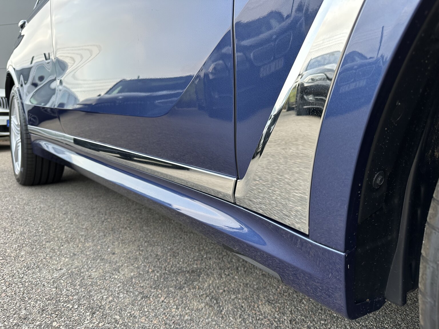 Exteriörbild på 2022 ALPINA XB7