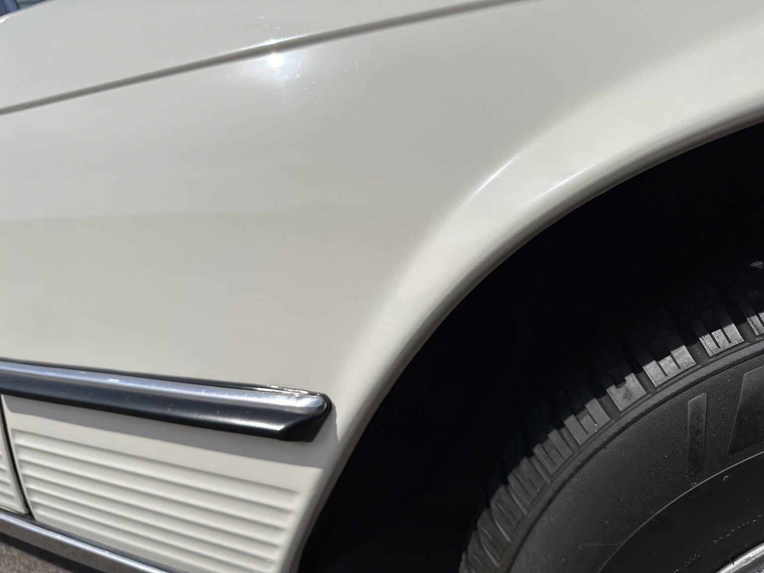Exterior image of 1972 Mercedes-Benz 350 SL