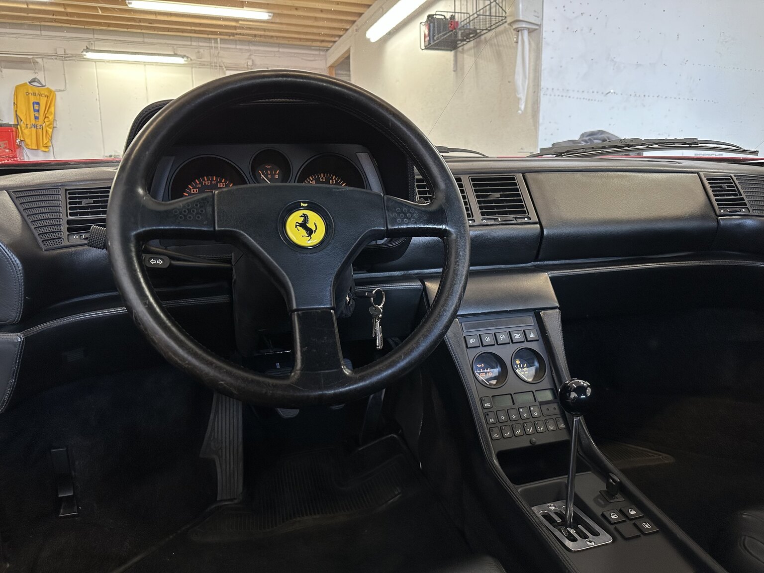Innenraumfoto von 1990 Ferrari 348 (7)