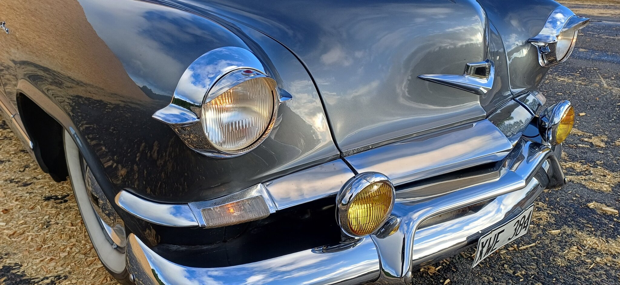 Exteriörbild på 1953 Kaiser Deluxe Club 2-door