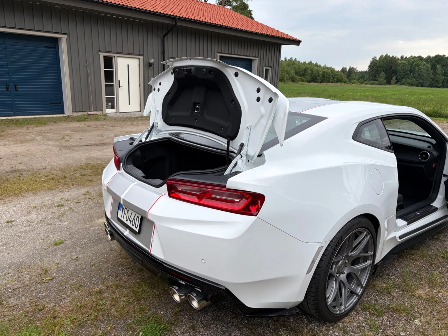 Exteriörbild på 2017 Chevrolet Camaro SS (37)