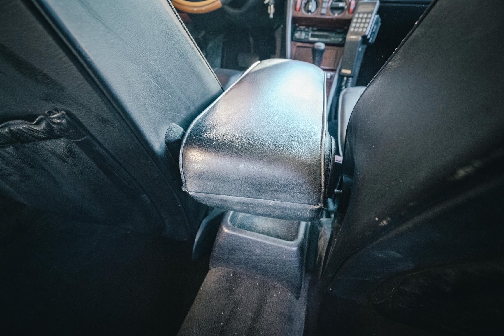 Interior image of 1991 Mercedes-Benz 300E-24 (29)