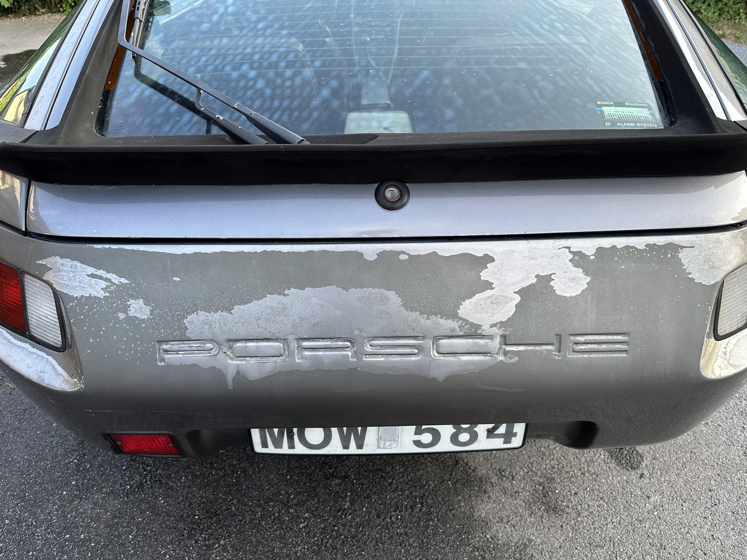 Exteriörbild på 1985 Porsche 928 (23)