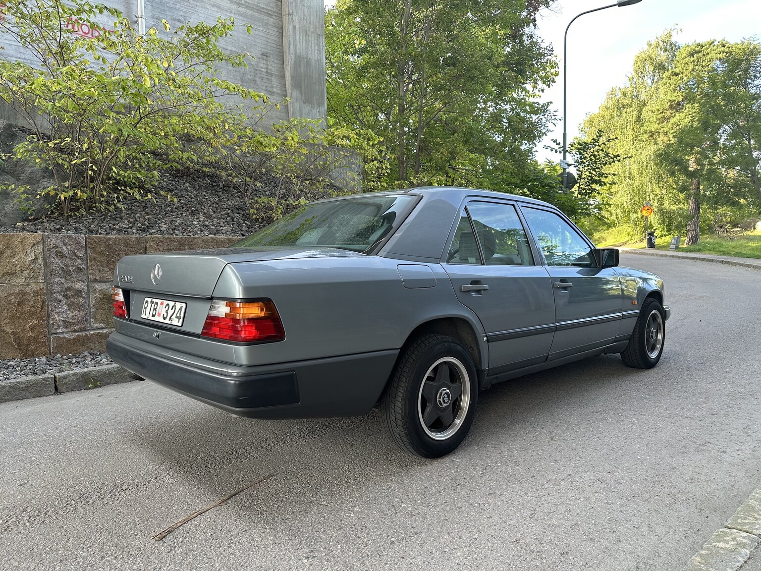 Exteriörbild på 1989 Mercedes-Benz 230E