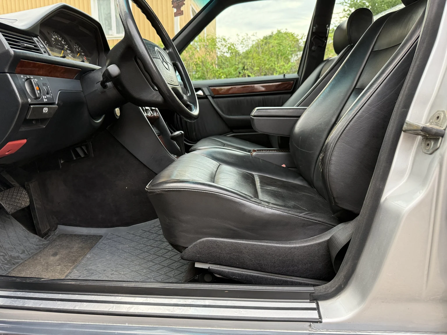 Interior image of 1994 Mercedes-Benz E 320 T (11)