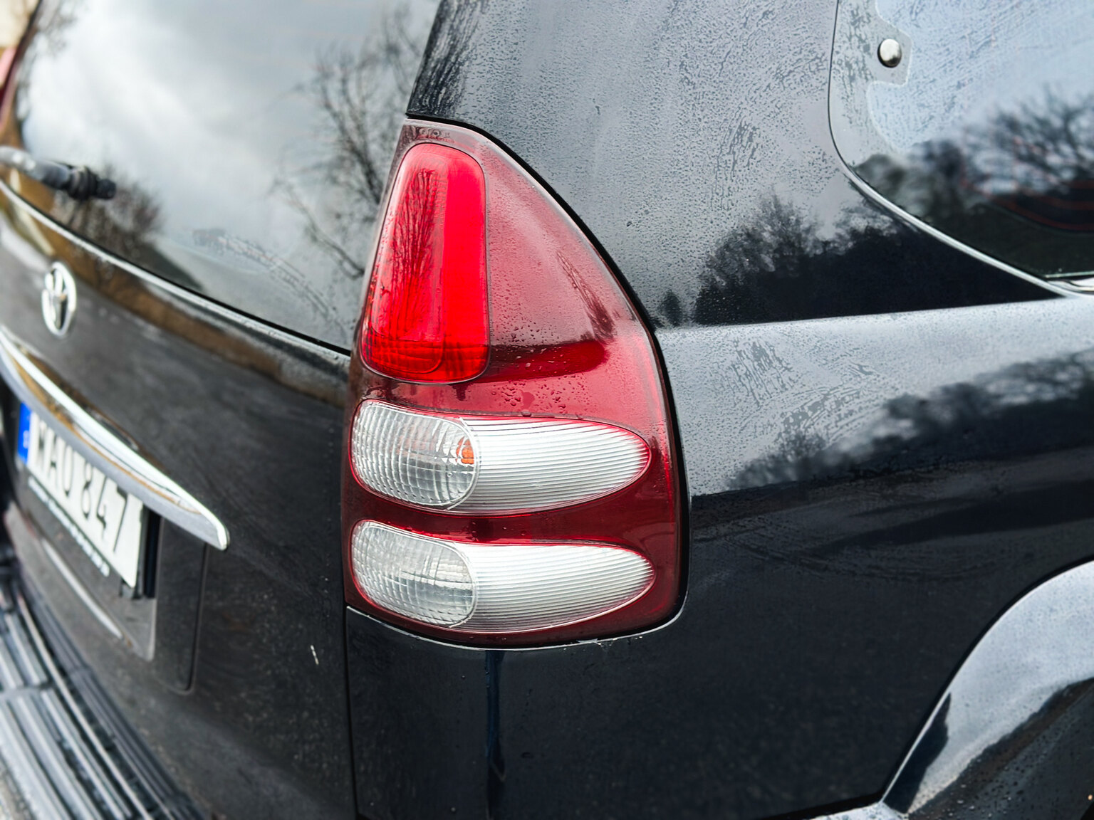 Exterior image of 2004 Toyota Land Cruiser