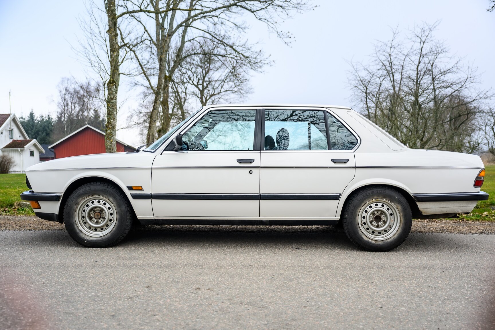Exterior image of 1986 BMW 520i