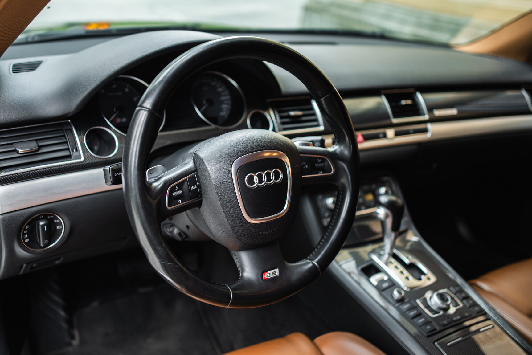 Interior image of 2009 Audi S8 5.2 V10 FSI Quattro