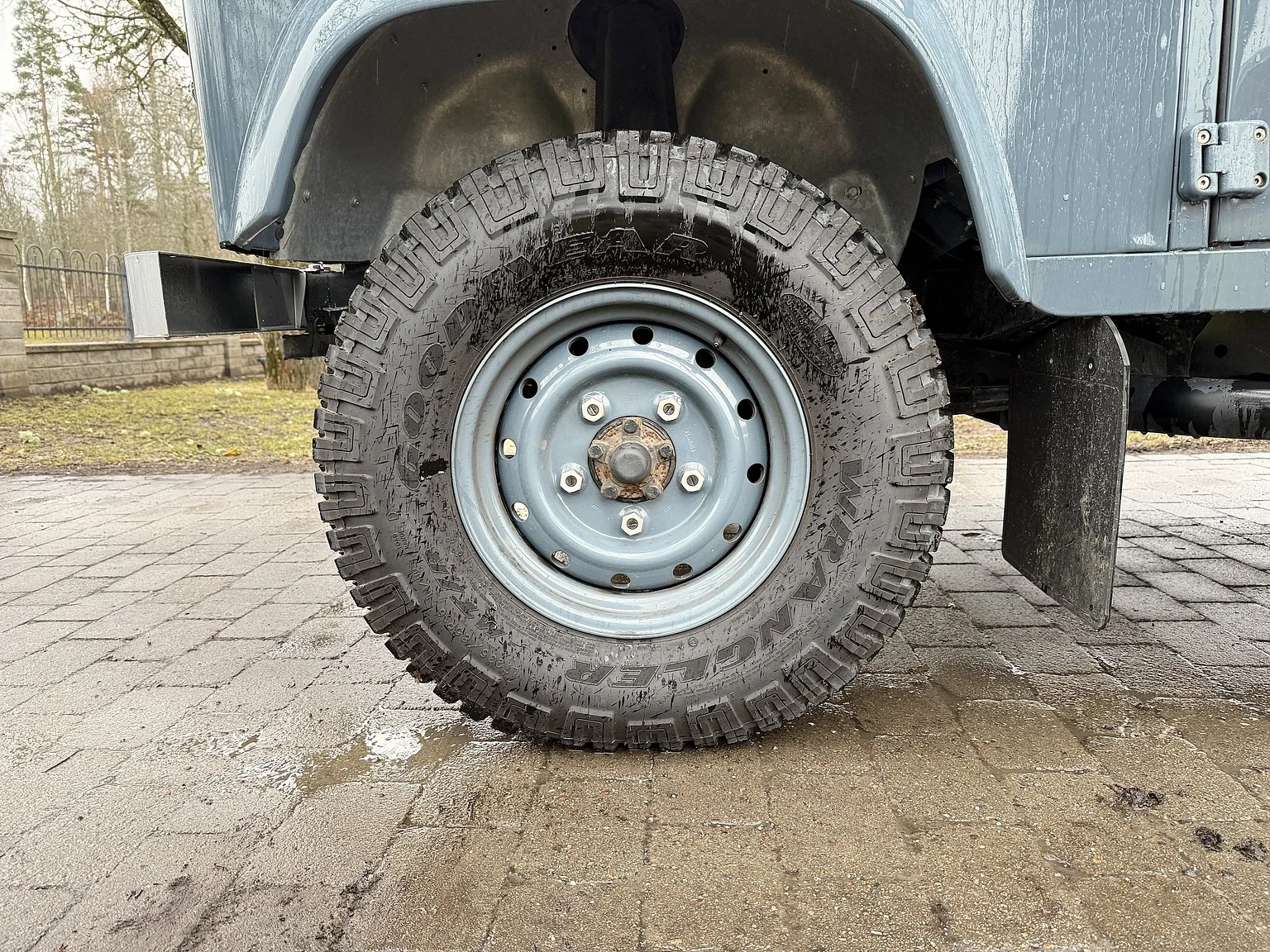 Exterior image of 2000 Land Rover Defender 110 C (12)