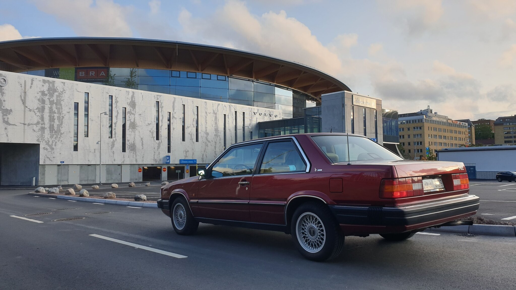 Exterior image of 1990 Volvo 780 Bertone