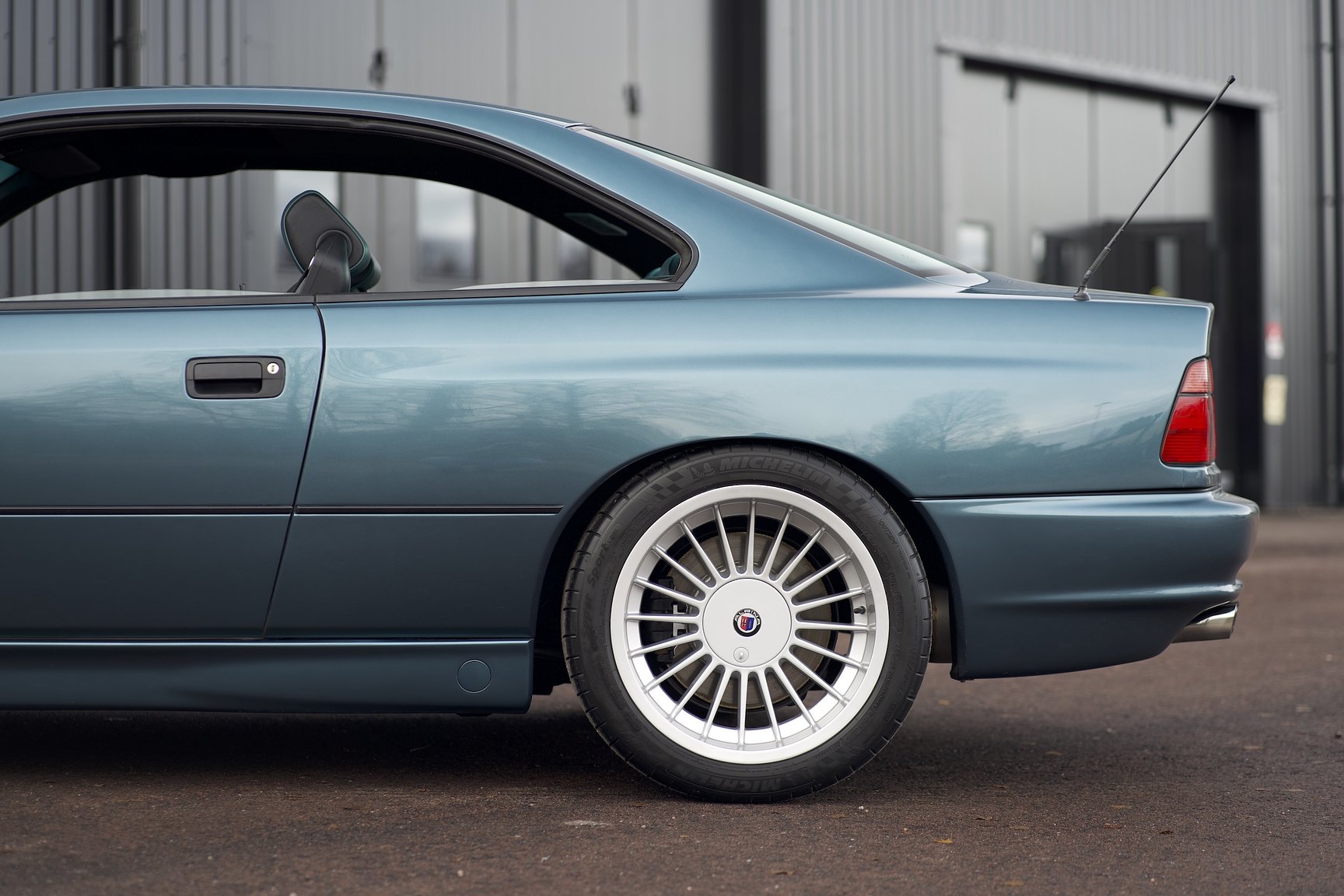 Exteriörbild på 1992 BMW 850i 6-speed manual - NO RESERVE