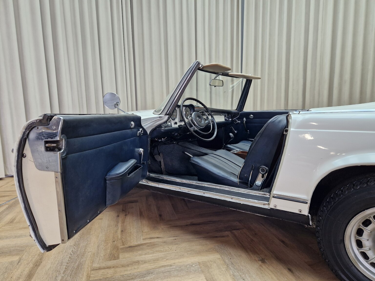 Interiörbild 1964 Mercedes-Benz 230SL Pagoda