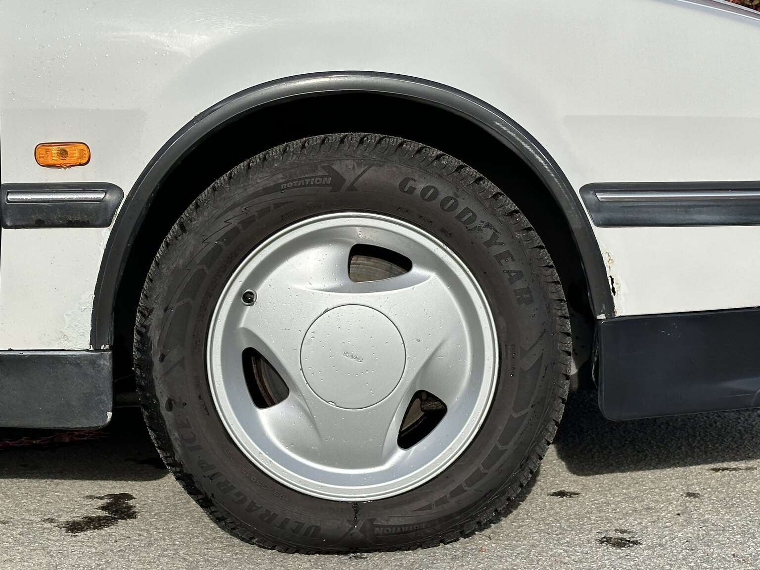 Exterior image of 1996 SAAB 9000