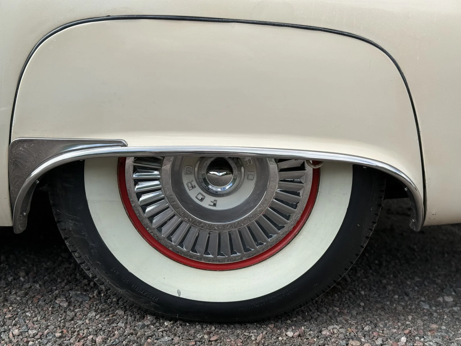 Exteriörbild på 1957 Ford Thunderbird (46)