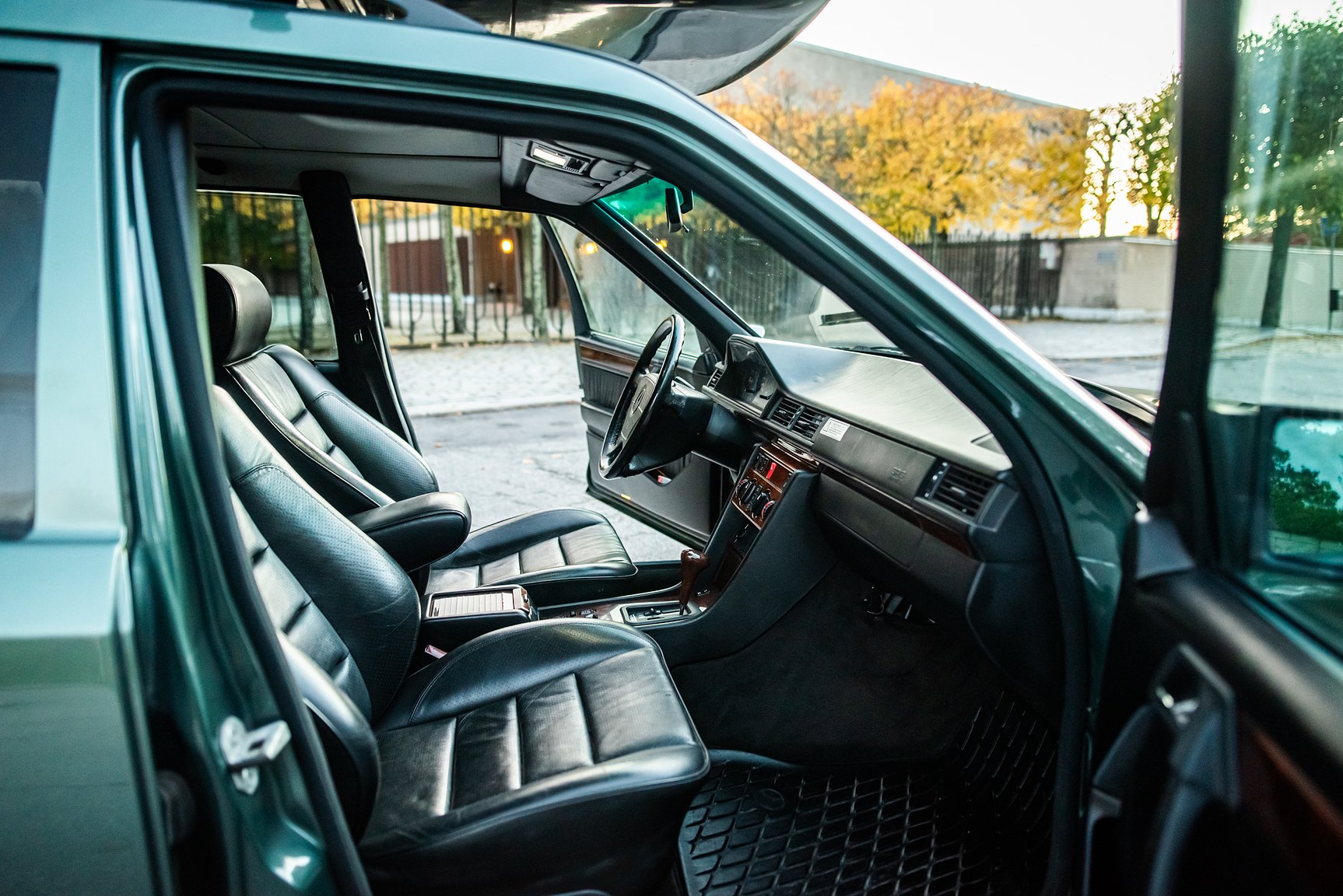 Interior image of 1996 MERCEDES-BENZ E 320 T