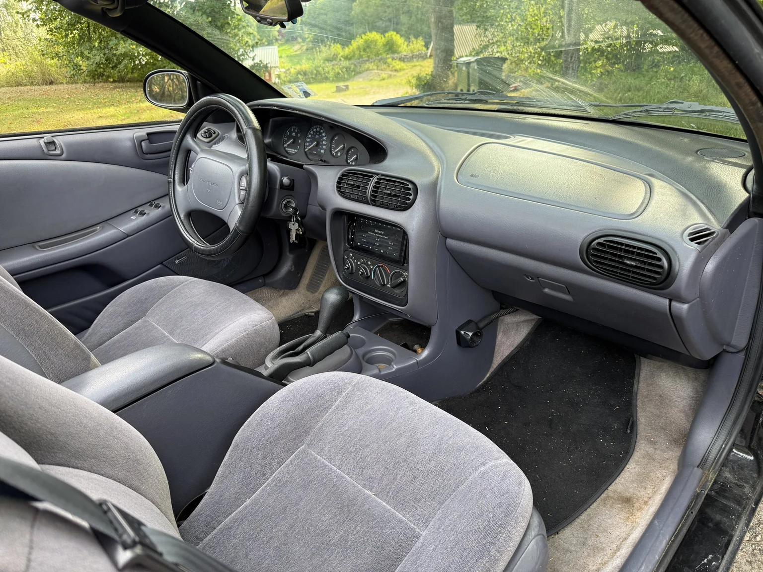 Interior image of 1997 Chrysler Sebring Cabriolet (41)