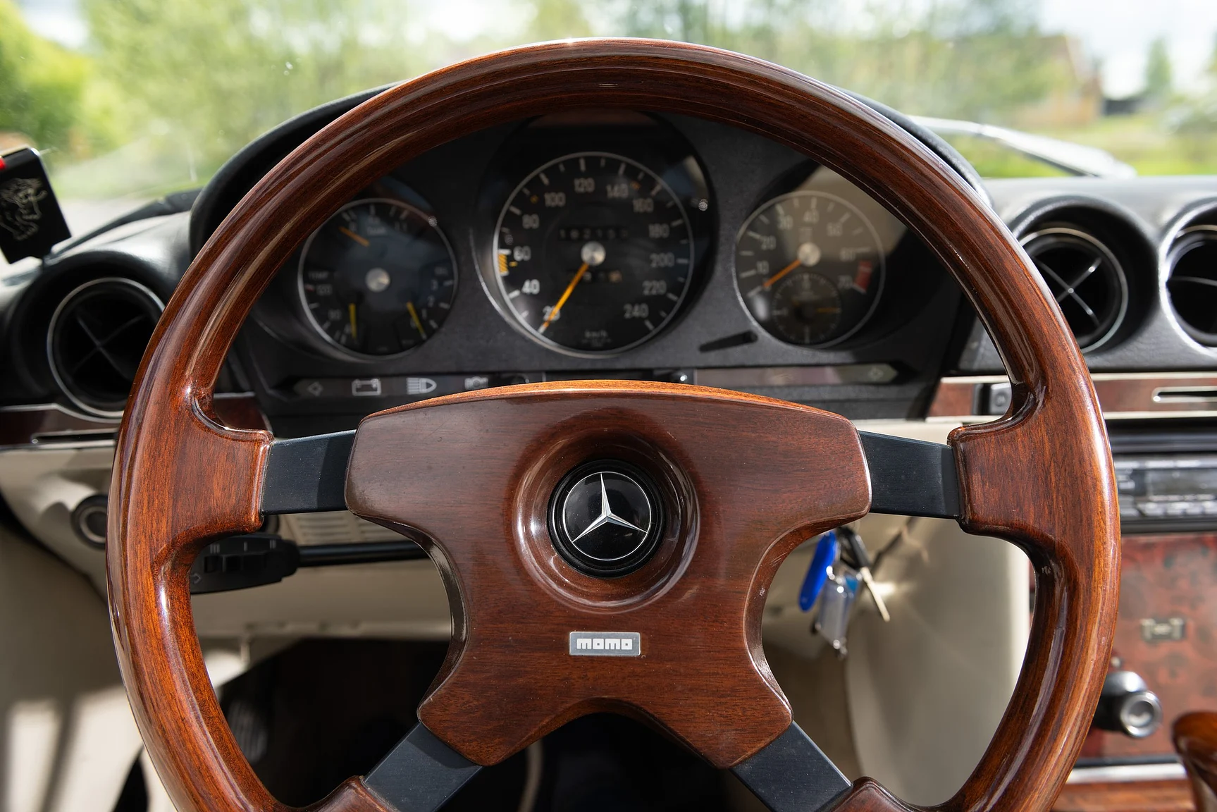 Innenraumfoto von 1975 Mercedes Benz 350 SL (5)