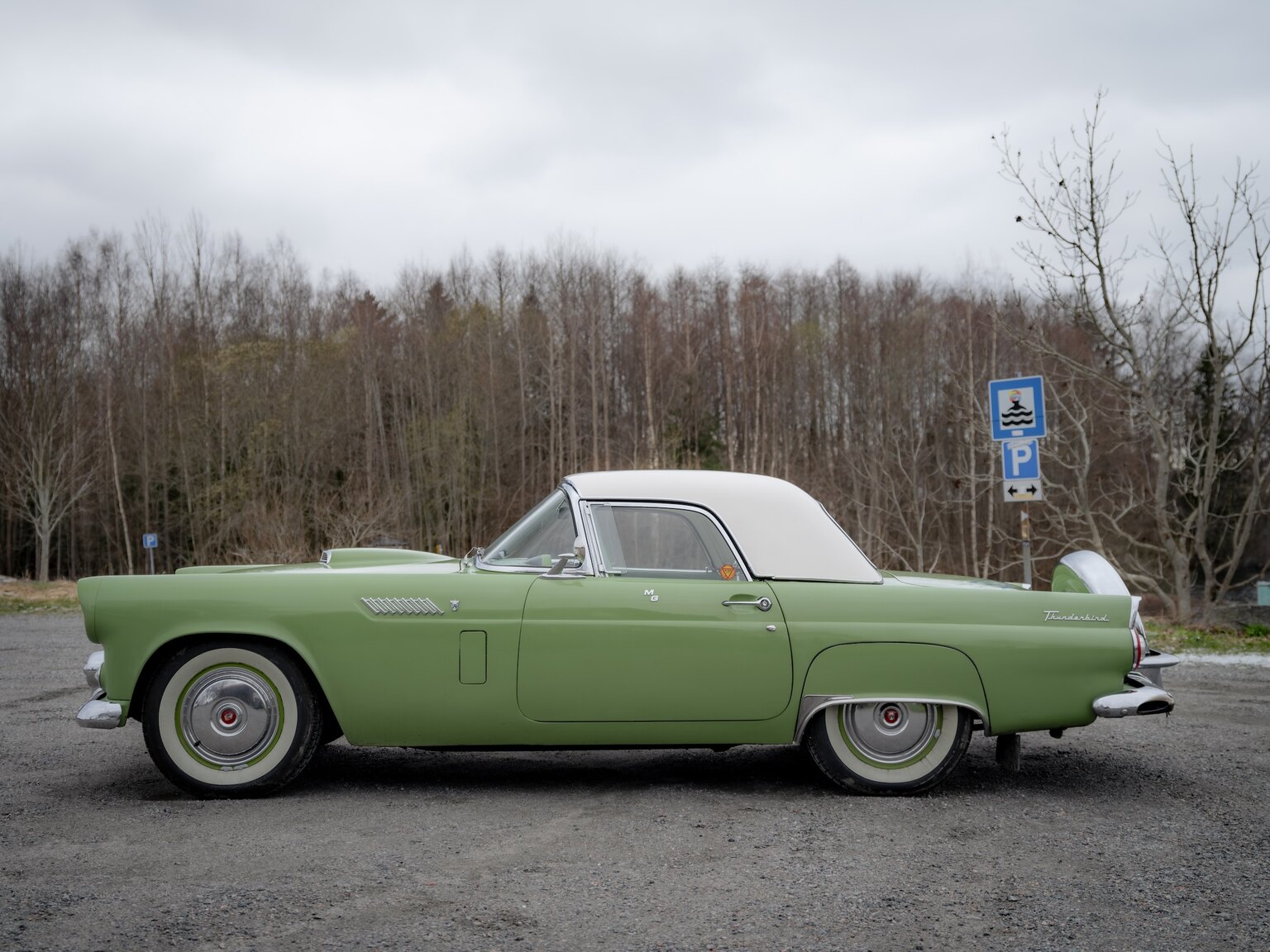 Exteriörbild på 1956 Ford Thunderbird (6)