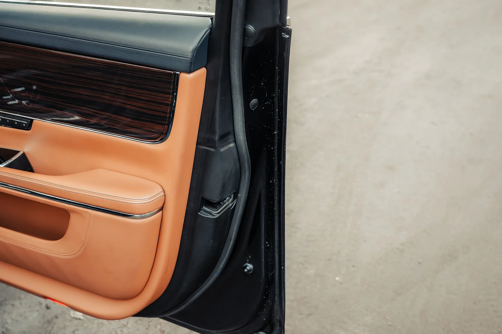 Interior image of 2012 Jaguar XJ (43)