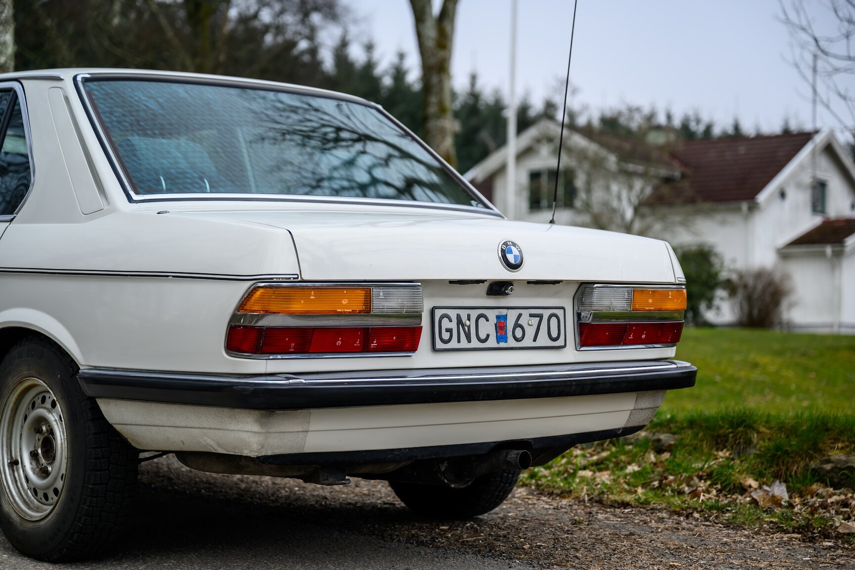 Exterior image of 1986 BMW 520i