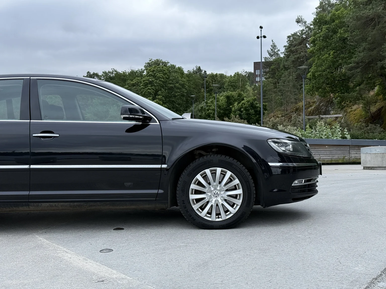 Exterior image of 2013 Volkswagen Phaeton 3.0 TDI (14)