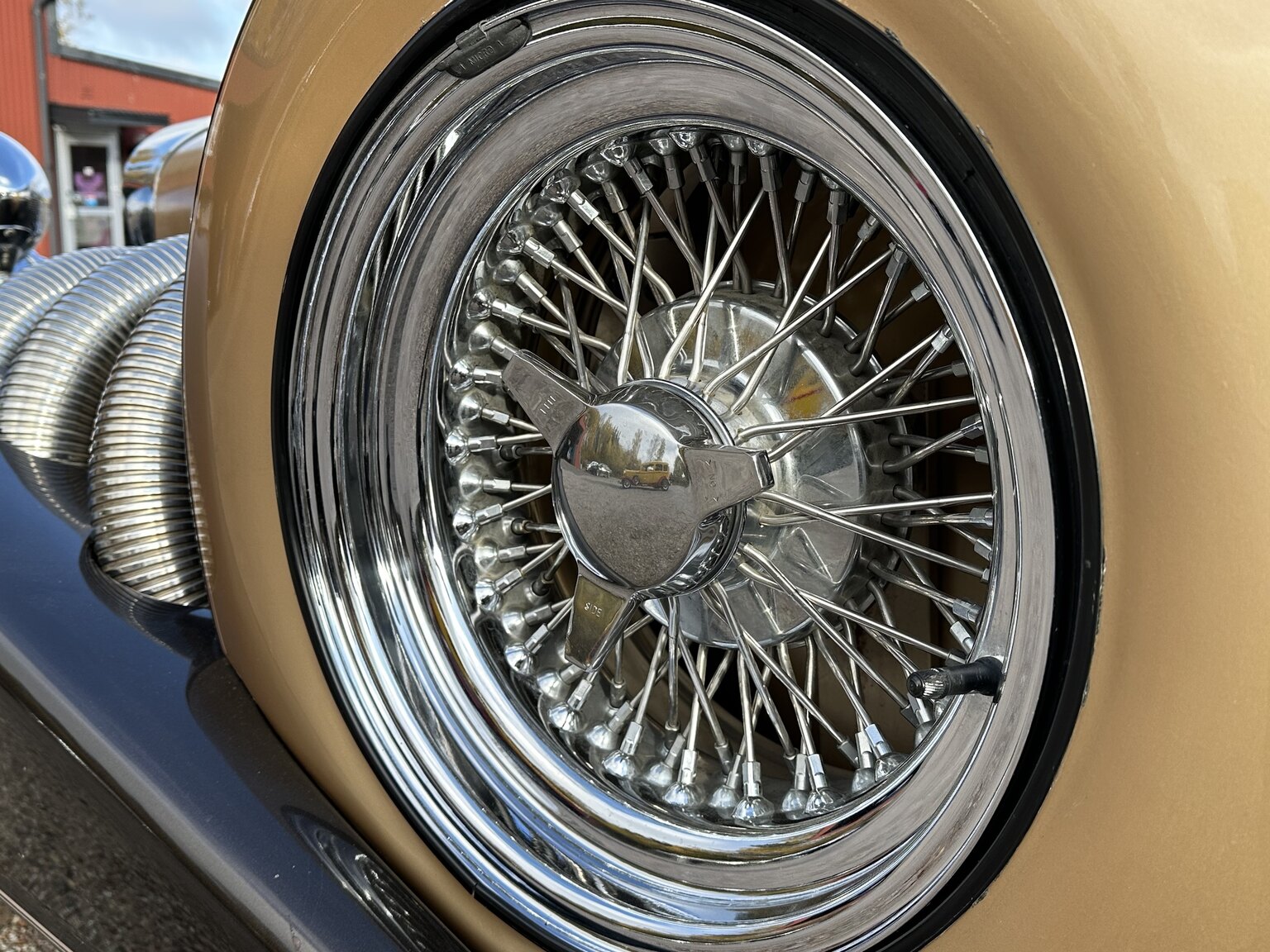 Exteriörbild på 1975 Excalibur Phaeton series III  (24)