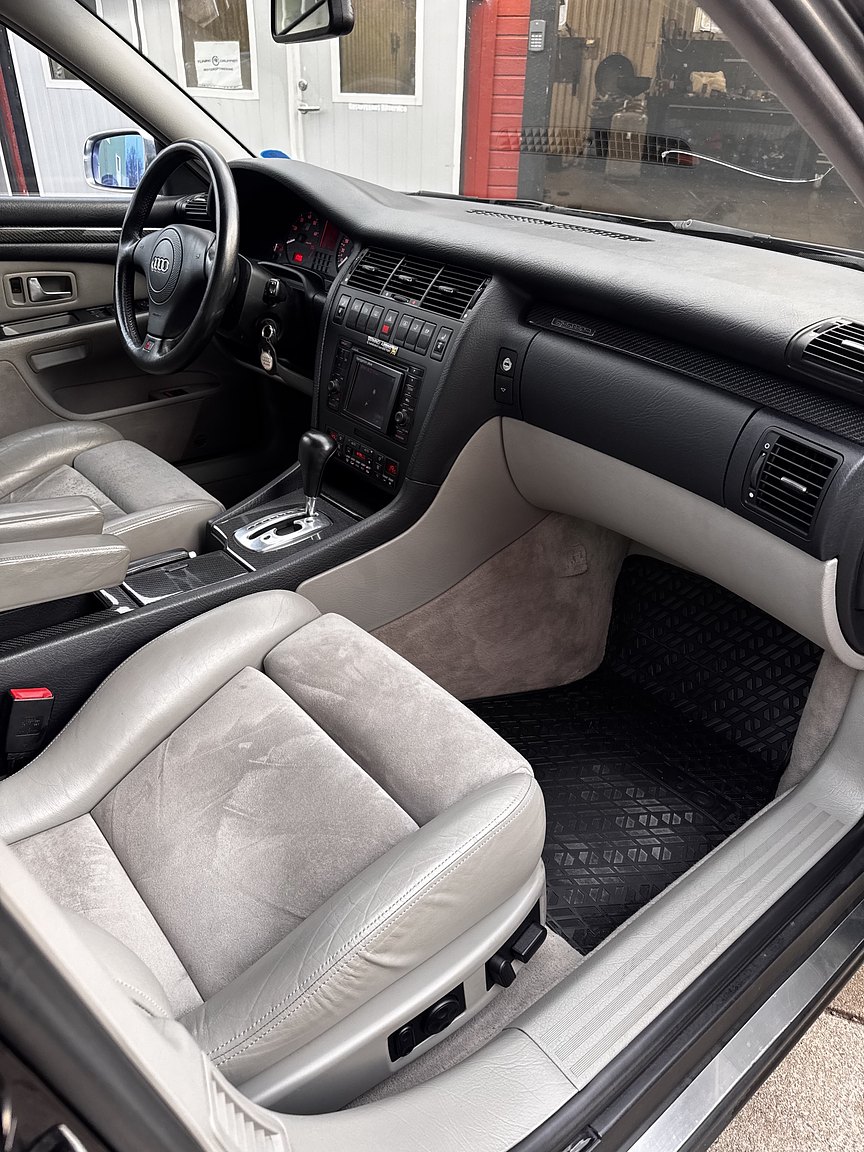 Innenraumfoto von 1999 Audi S8 4.2 Quattro