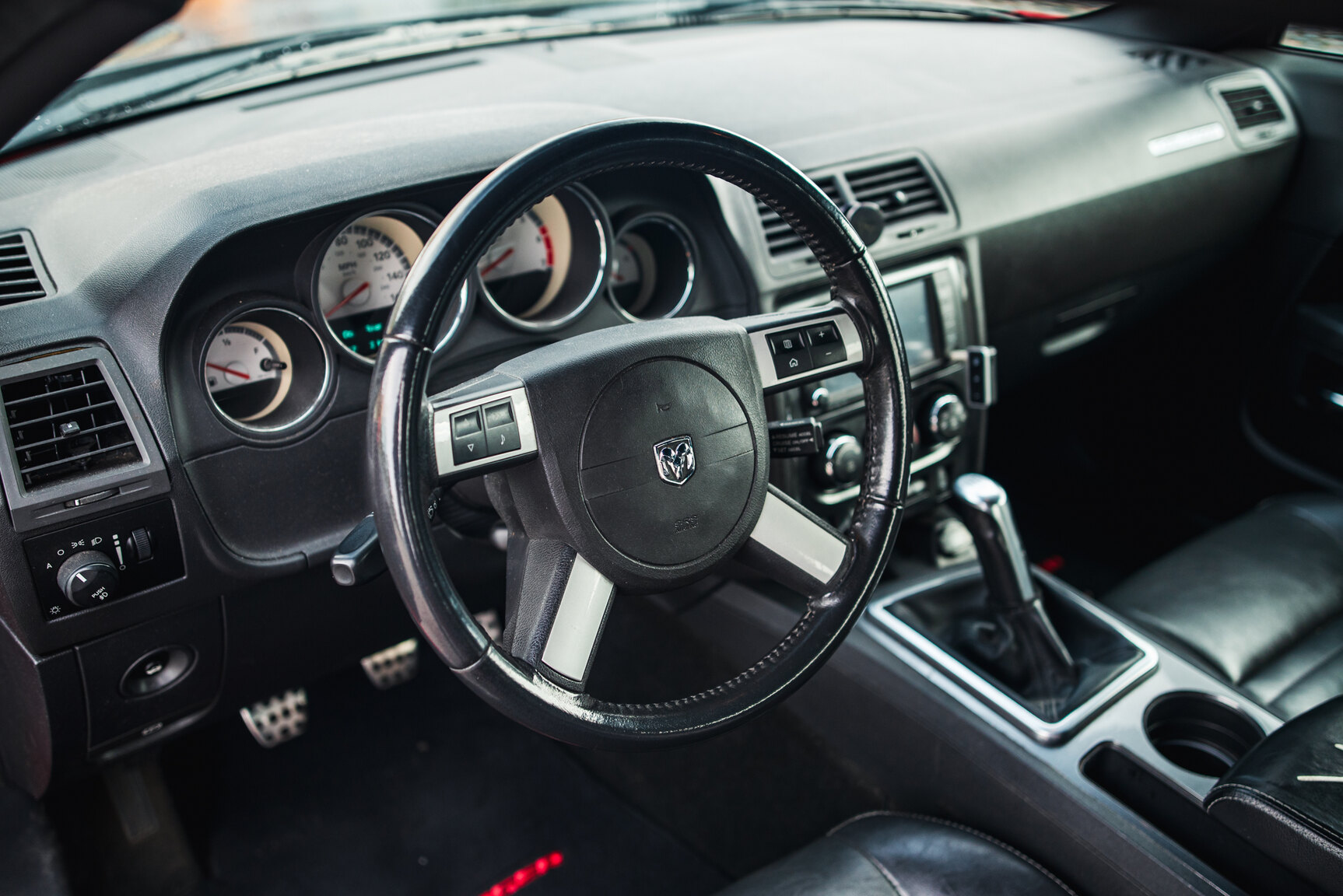 Interior image of 2010 Dodge Challenger 5.7 V8 HEMI Manuell
