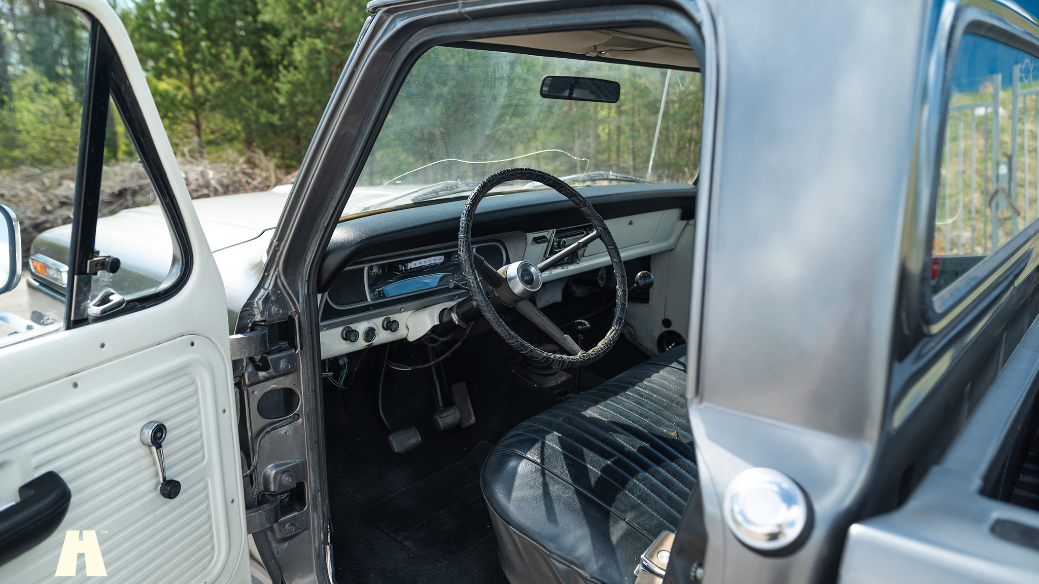 Interior image of 1969 Ford F100 (2)