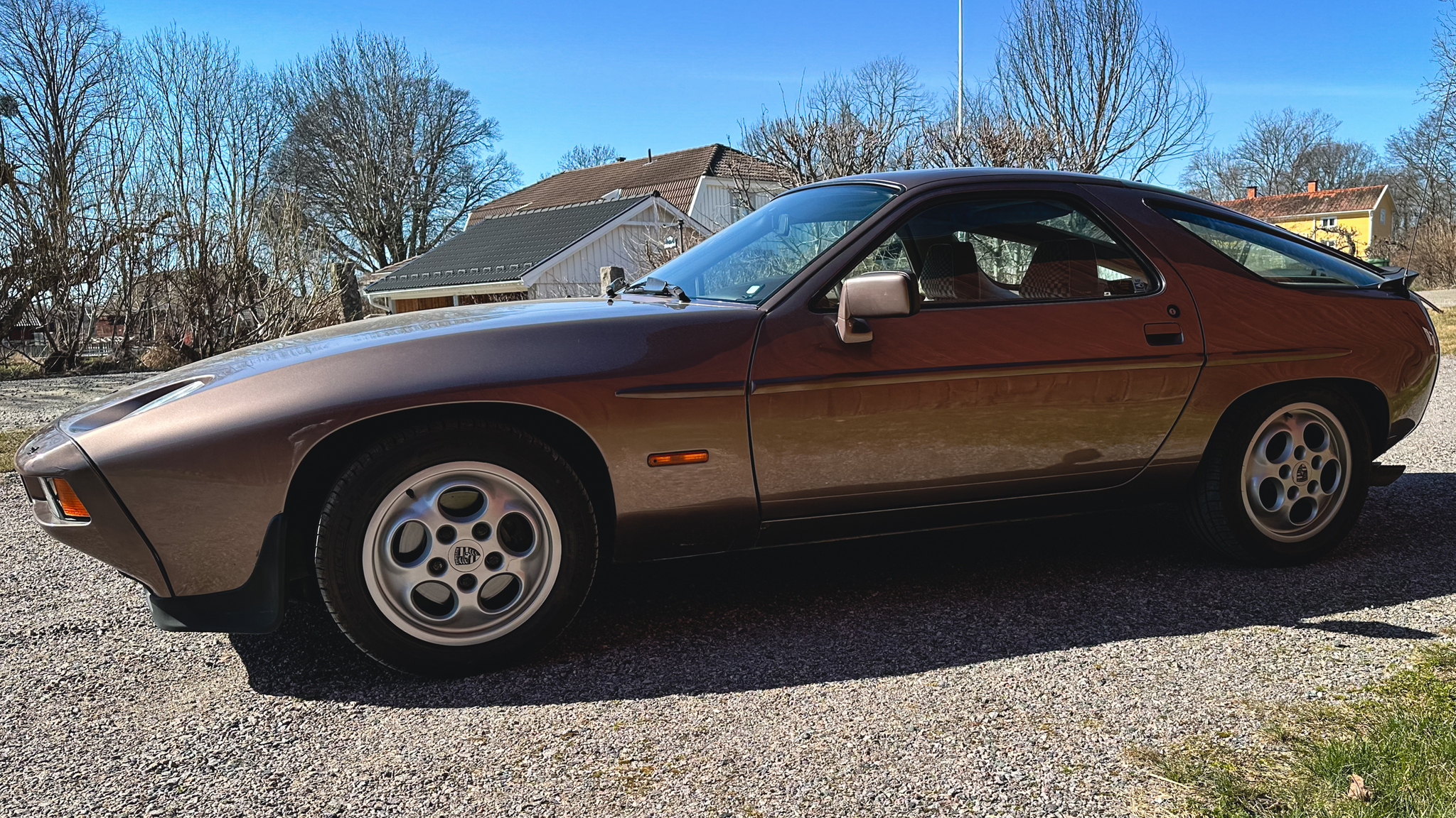 Exterior image of 1983 Porsche 928 S (6)