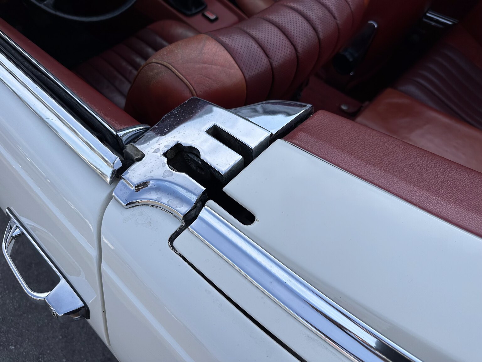 Exterior image of 1972 Mercedes-Benz 350 SL