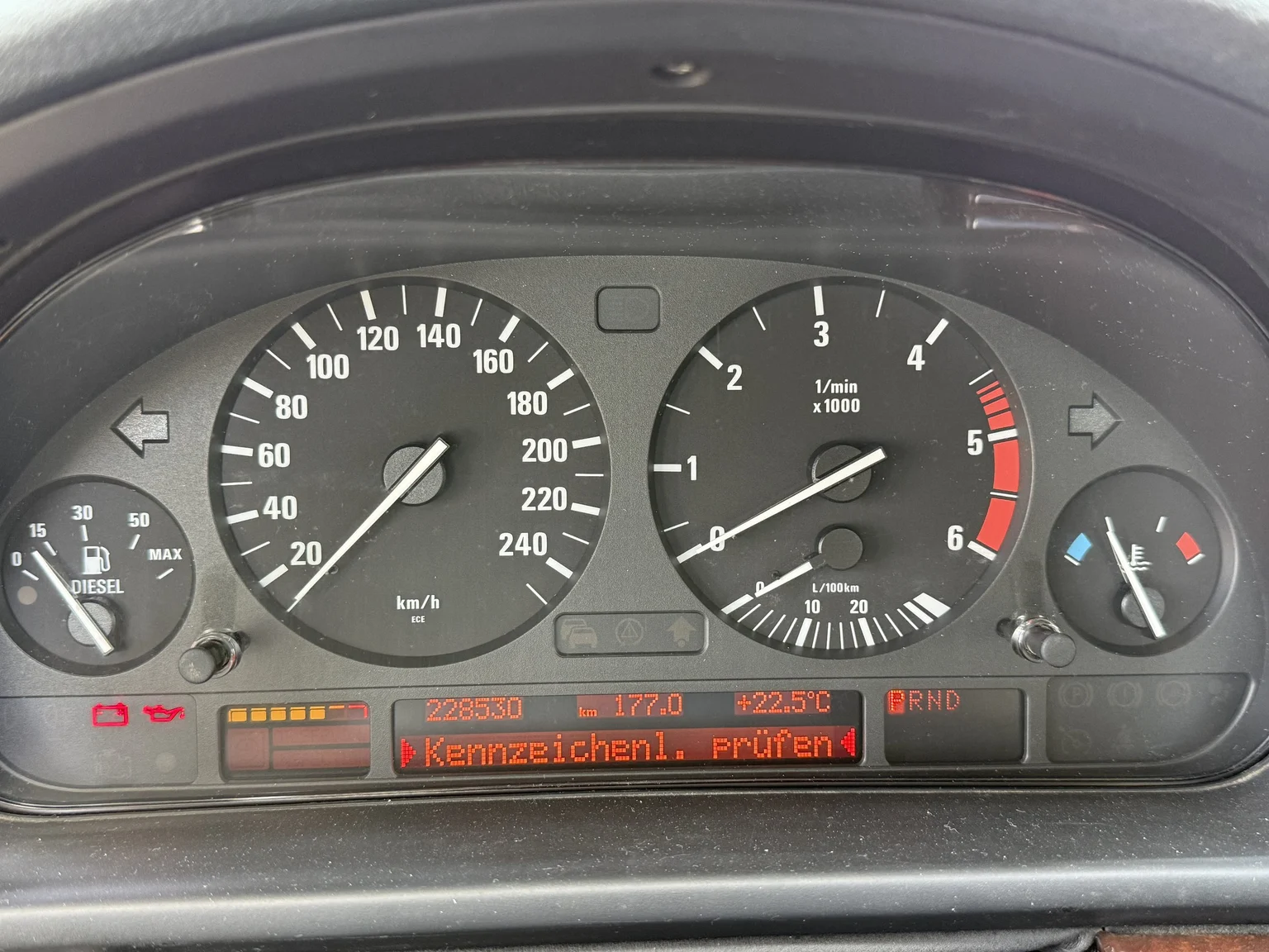 Innenraumfoto von 2003 BMW 525d Sedan (18)