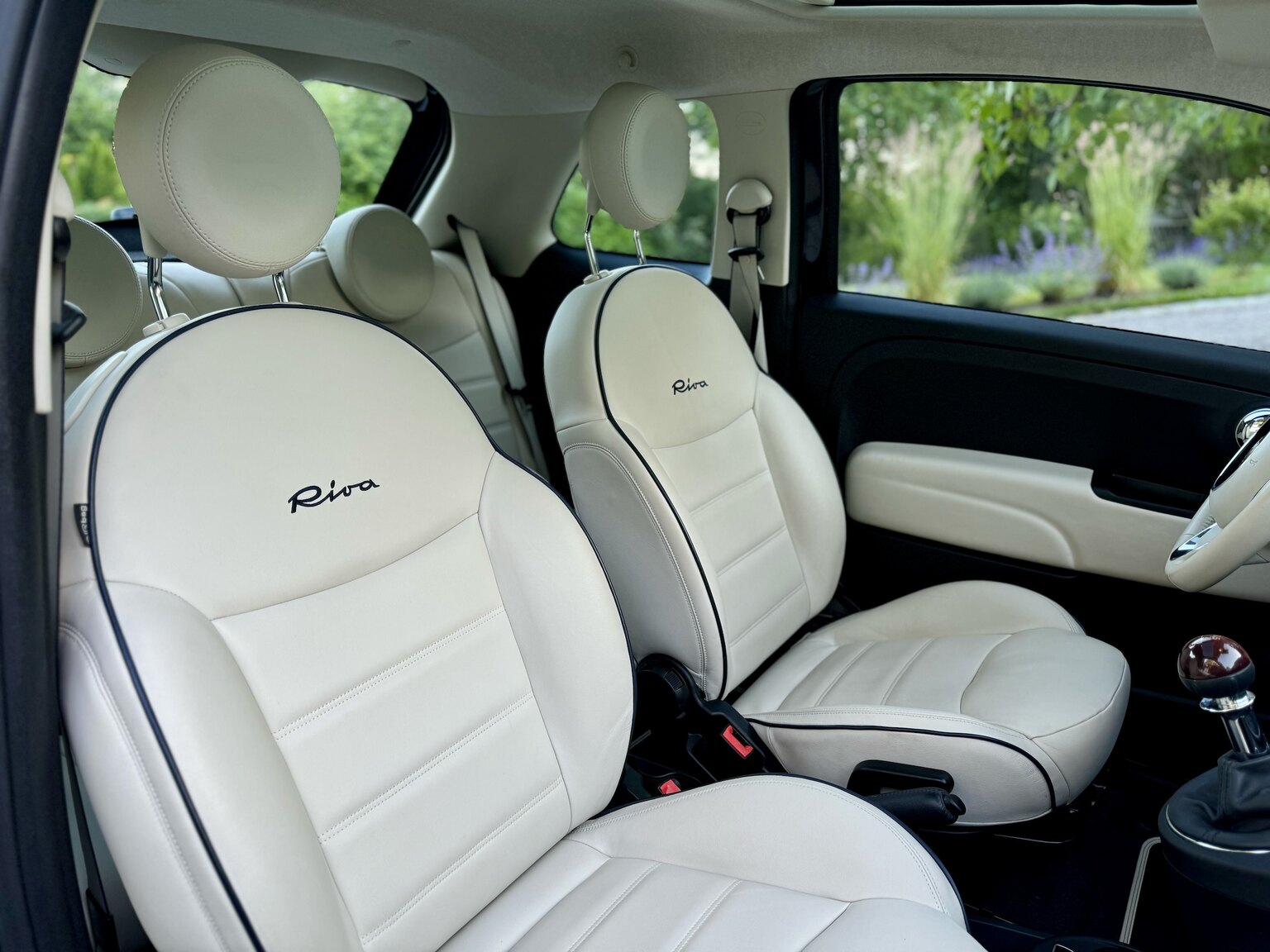 Interiörbild 2017 Fiat 500 Riva