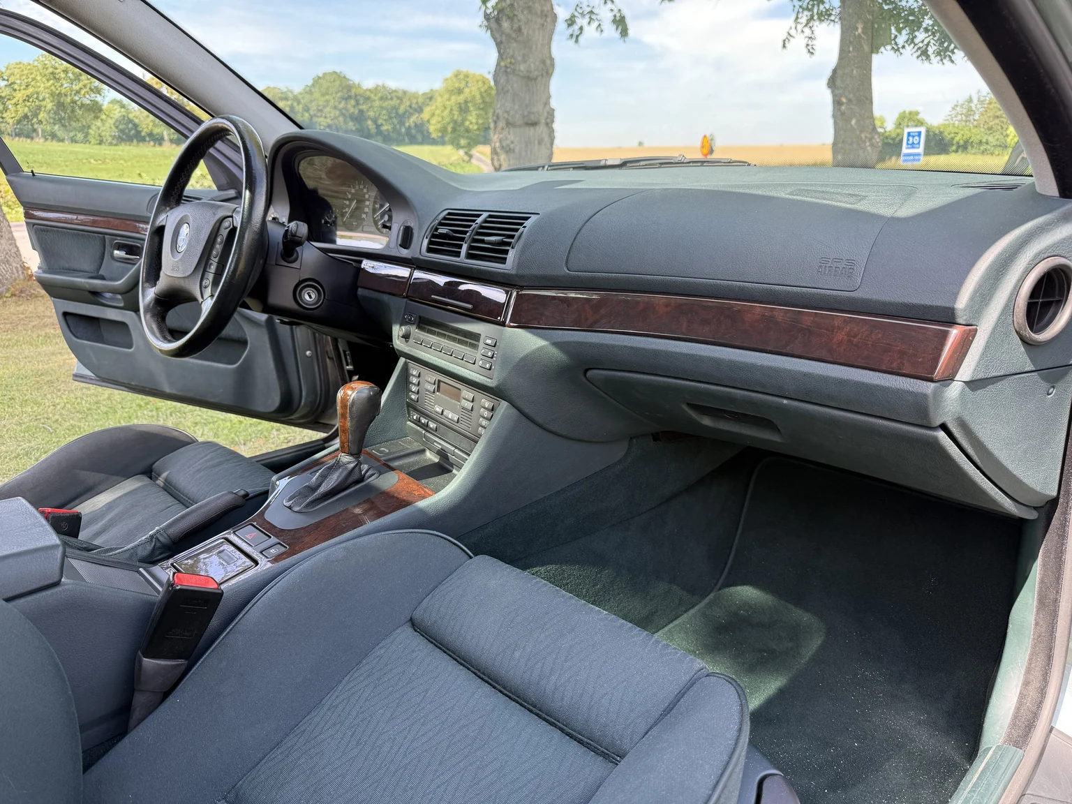 Innenraumfoto von 2003 BMW 525d Sedan (37)