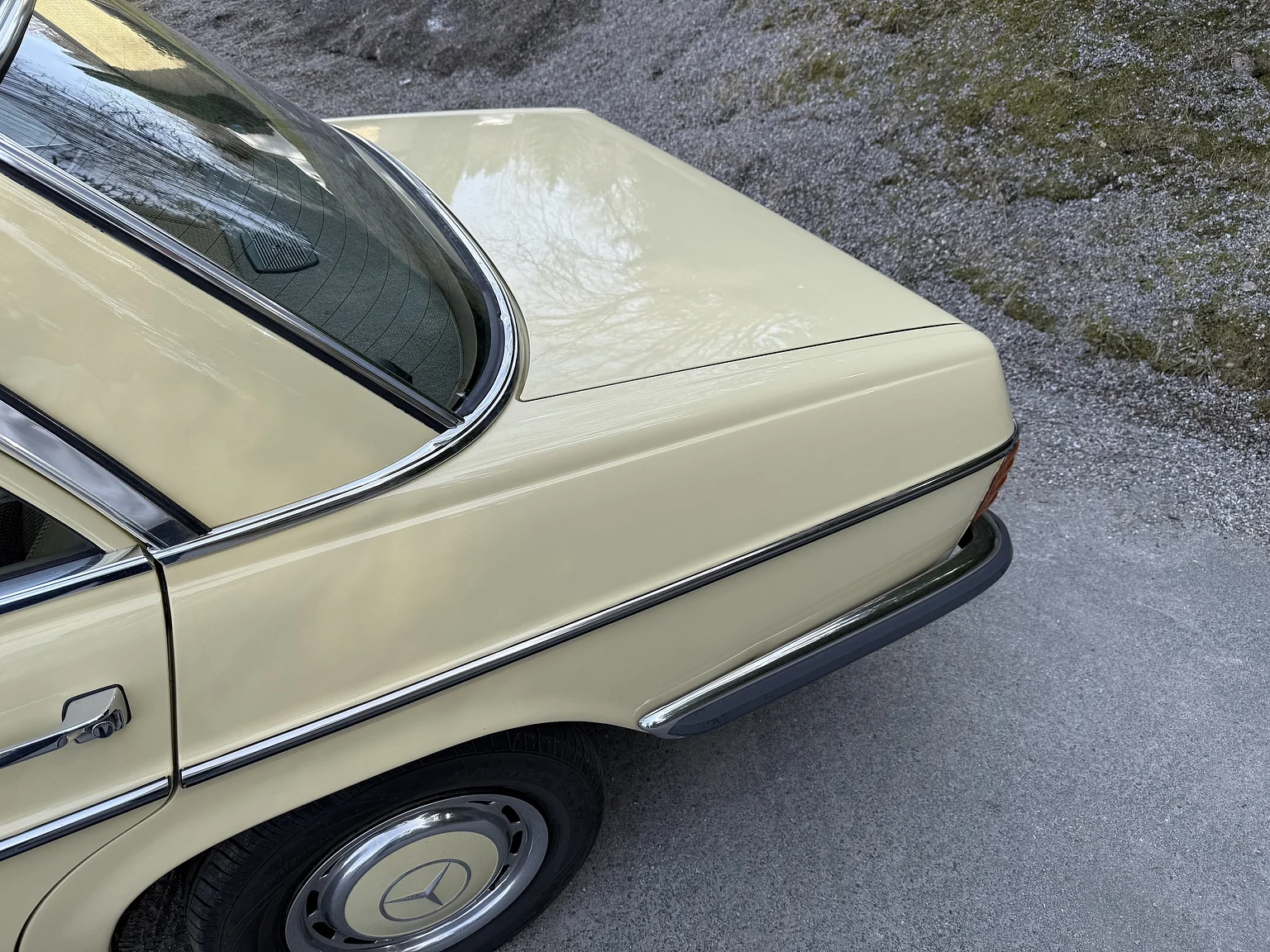 Exteriörbild på 1974 Mercedes-Benz 230 Automatic (30)
