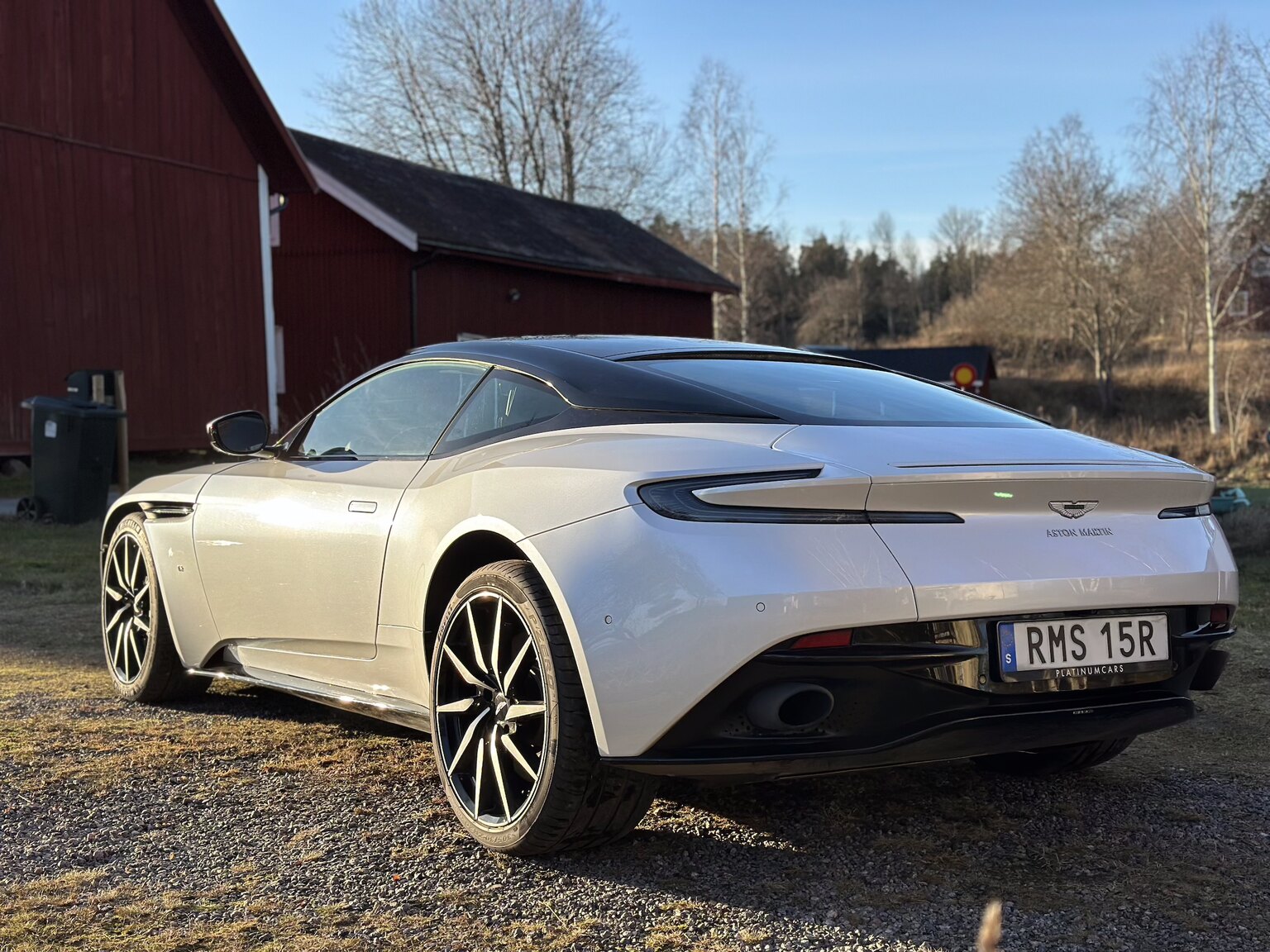 Exteriörbild på 2018 Aston Martin DB11