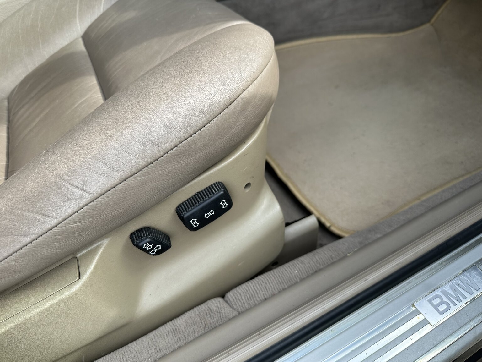 Interior image of 1992 BMW 740iA