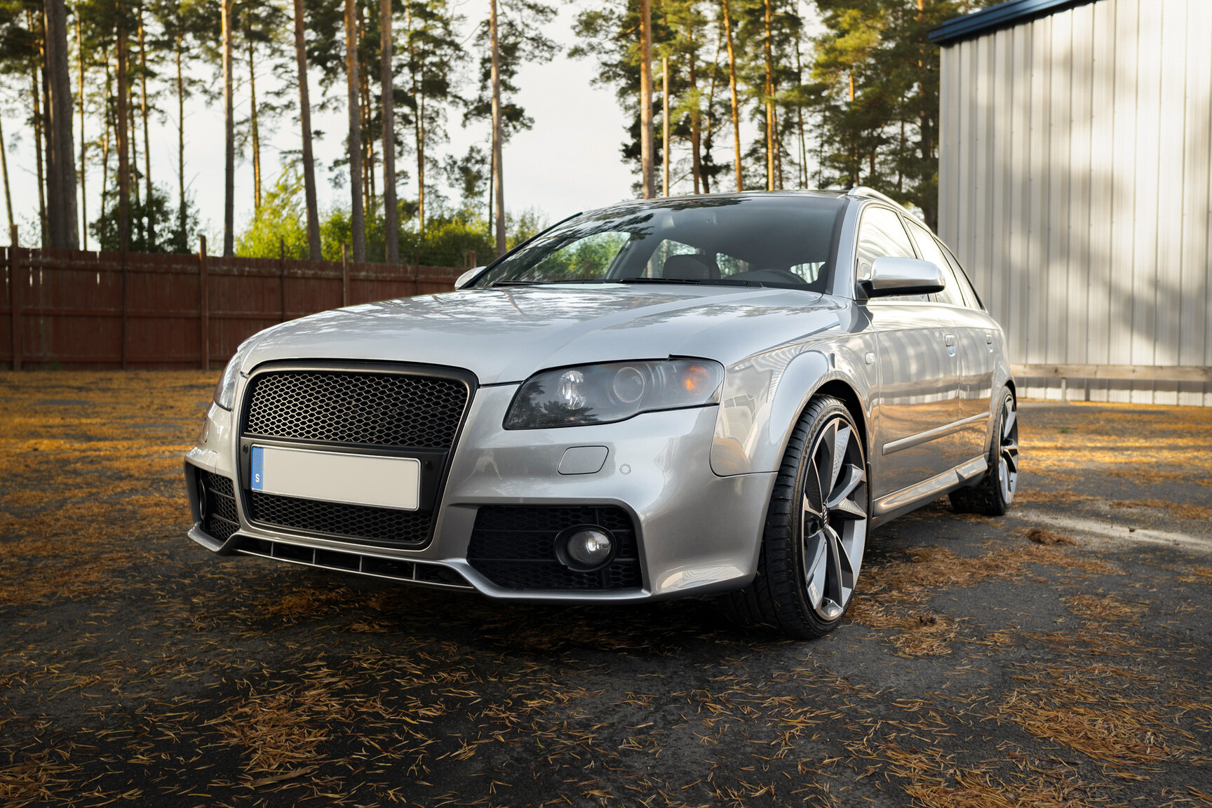 Exteriörbild på 2005 Audi S4 Avant (1)