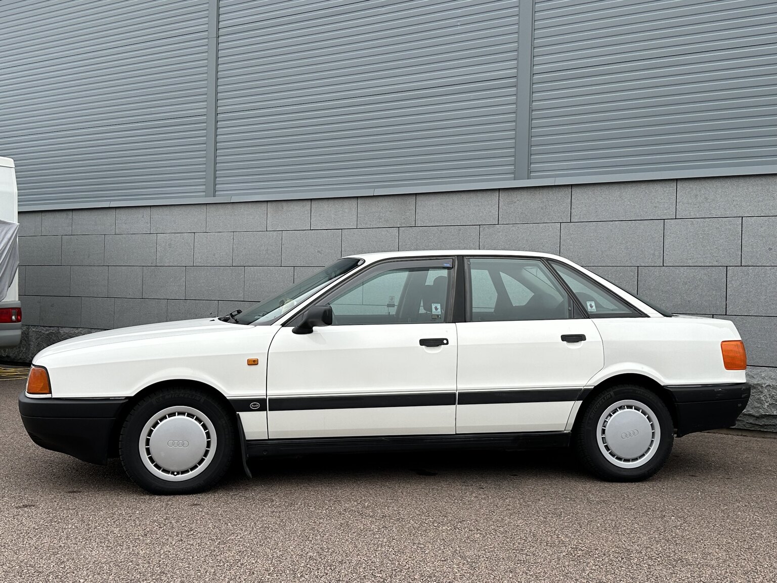 Exterior image of 1988 Audi 80 (15)